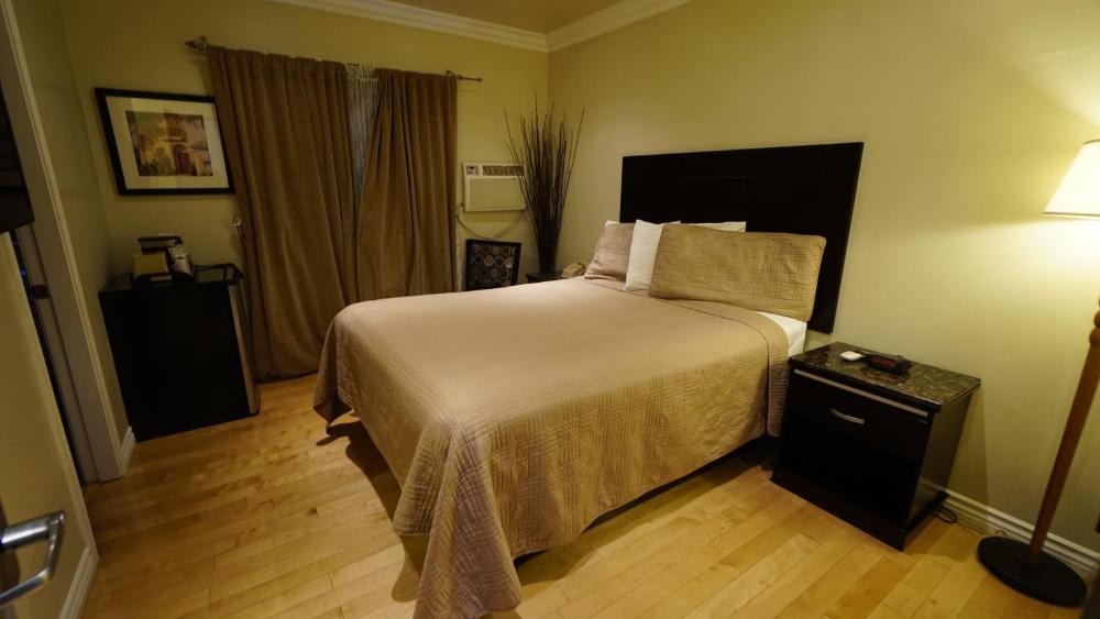 Deluxe Queen Room interior